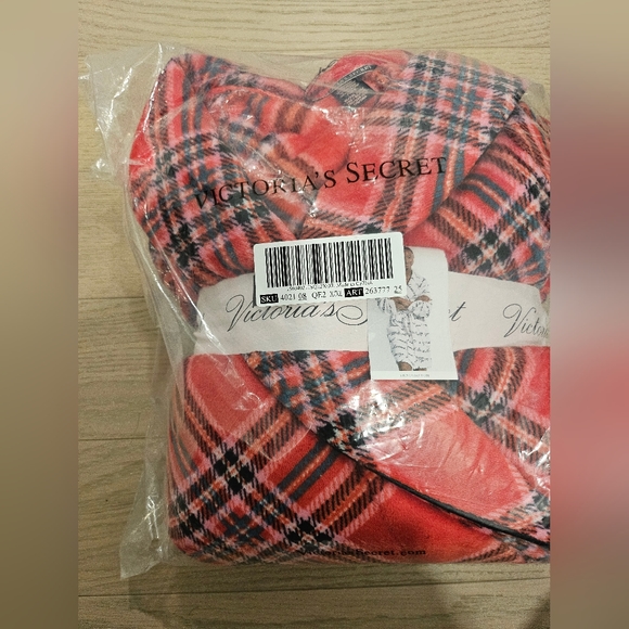 Victoria's Secret Short Cozy Robe - Picture 6 of 6